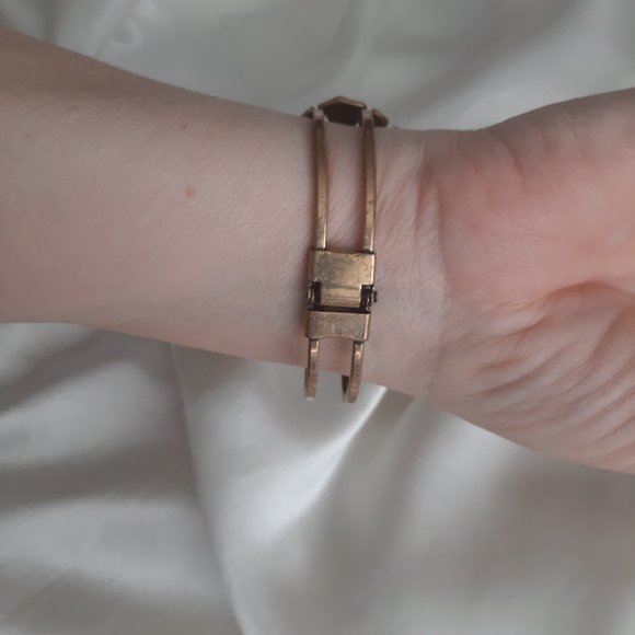 Vintage style bracelet.  Spring style opening. - Picture 10 of 10